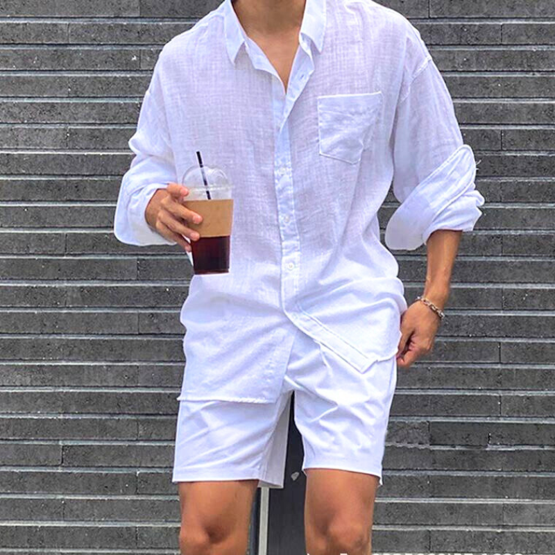 白の綿麻長袖シャツをラフに着こなしたメンズ夏コーデの正面画像