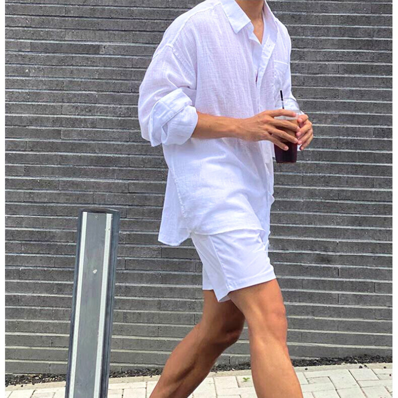 軽やかな綿麻白シャツをラフに羽織ったメンズ夏コーデ画像