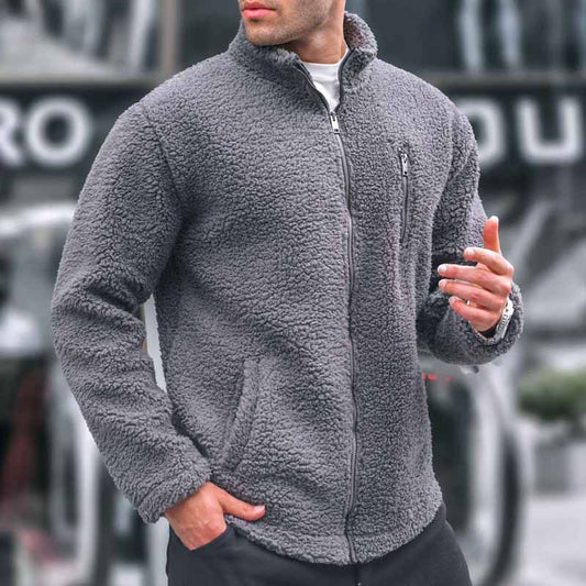 ダークグレーのボアフリーススタンドブルゾンを着こなす30代メンズ。上品な秋冬カジュアルに。