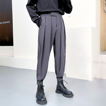 ダークグレーの裏起毛パンツをブーツと合わせた写真