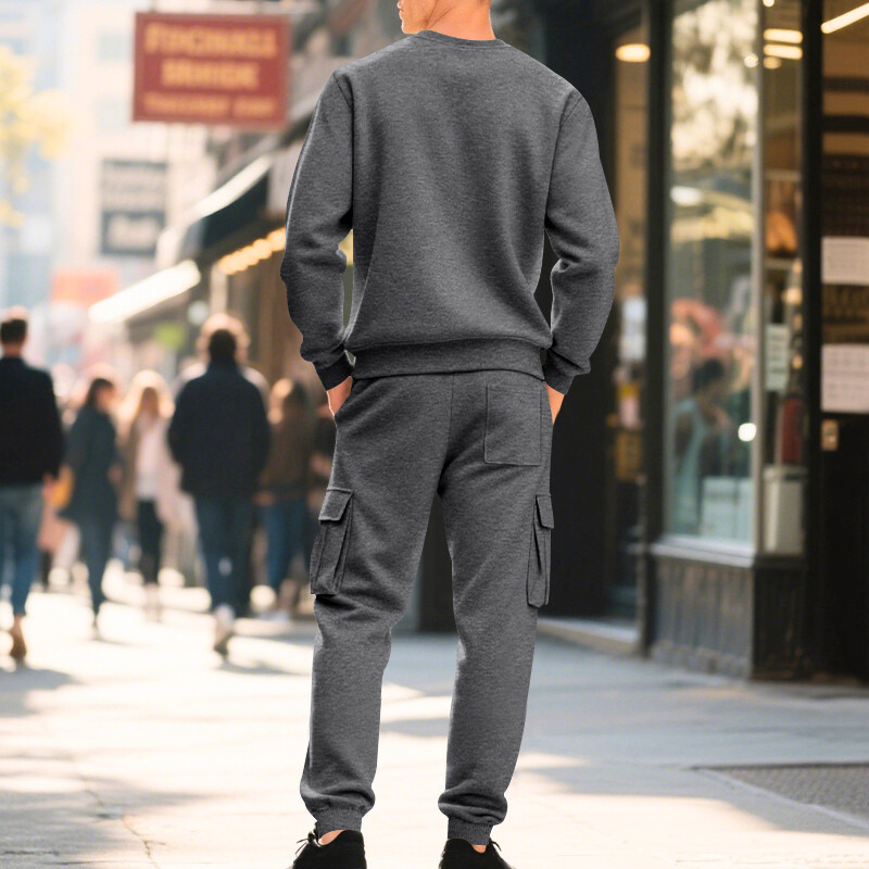ダークグレーのカーゴスウェットセットアップ後ろ姿｜すっきり見せるジョガーシルエット
