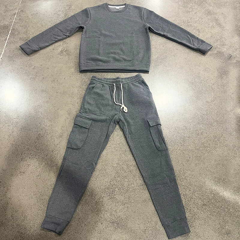 ダークグレーセットアップのフラット配置写真｜裏起毛素材の質感と立体的カーゴポケット