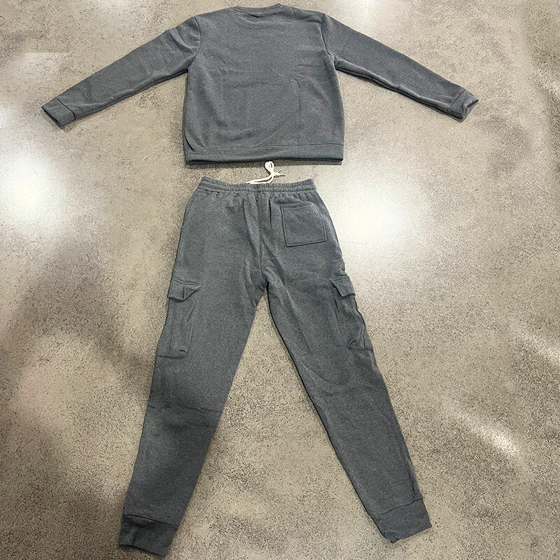 セットアップ上下を床置きで撮影した画像｜素材の厚みと伸縮性が伝わる構図