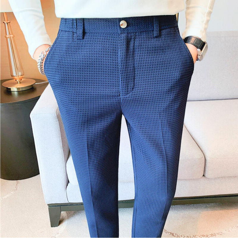 濃紺のワッフル調テーパードパンツ｜落ち着いた印象で好感度UP