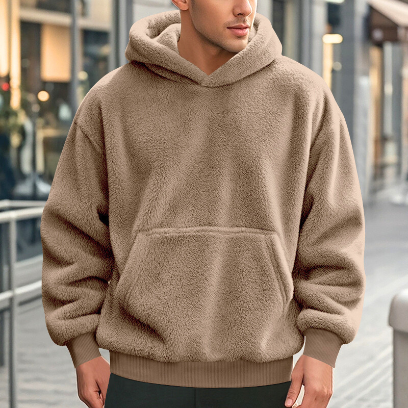 秋冬の街に映えるベージュの両面フリースパーカー｜30代メンズの上品カジュアルスタイル
