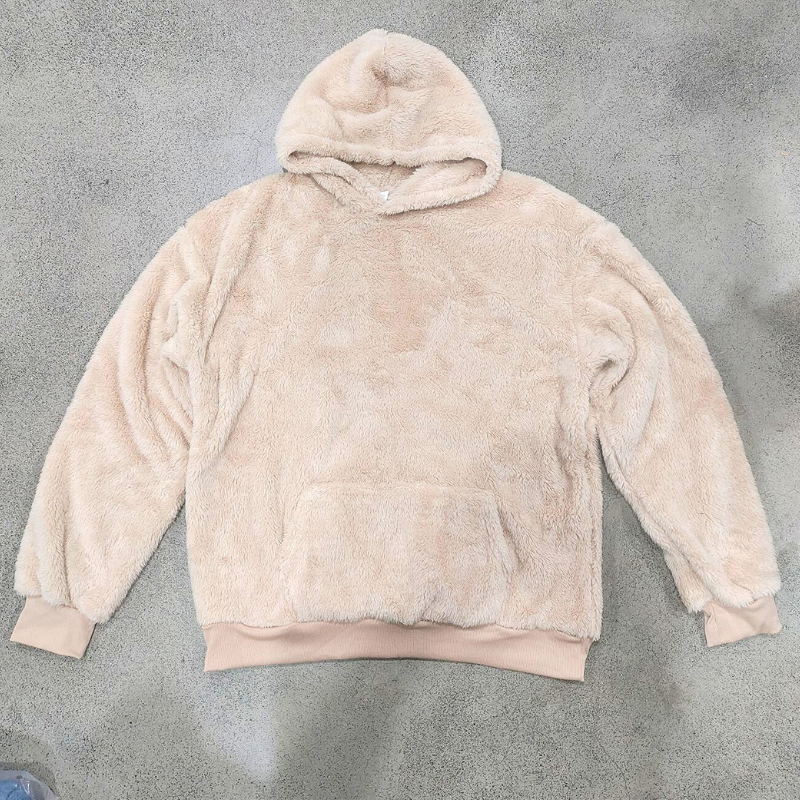 ベージュパーカーのポケットディテール｜立体縫製で使いやすさ抜群