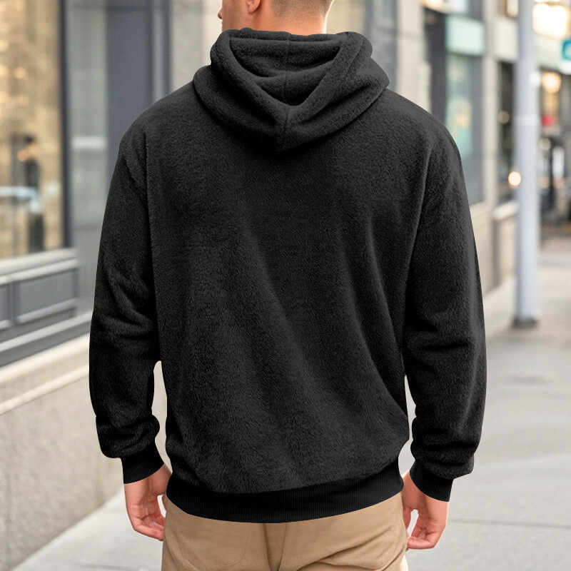 ブラックパーカーの背面スタイル｜重ね着にも適したゆるシルエット