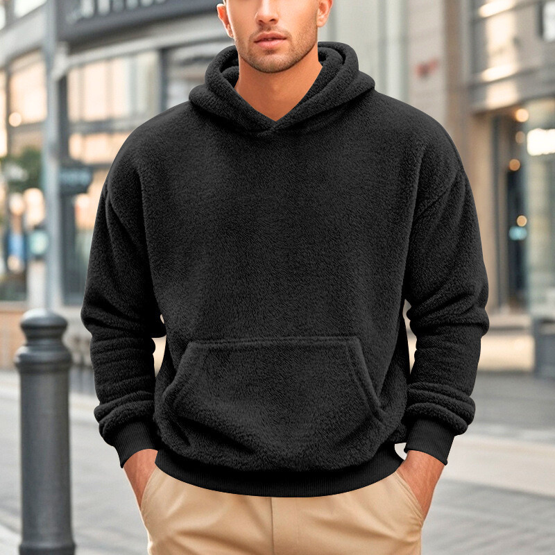 ブラックフリースパーカー着用シーン｜大人の冬の休日スタイル