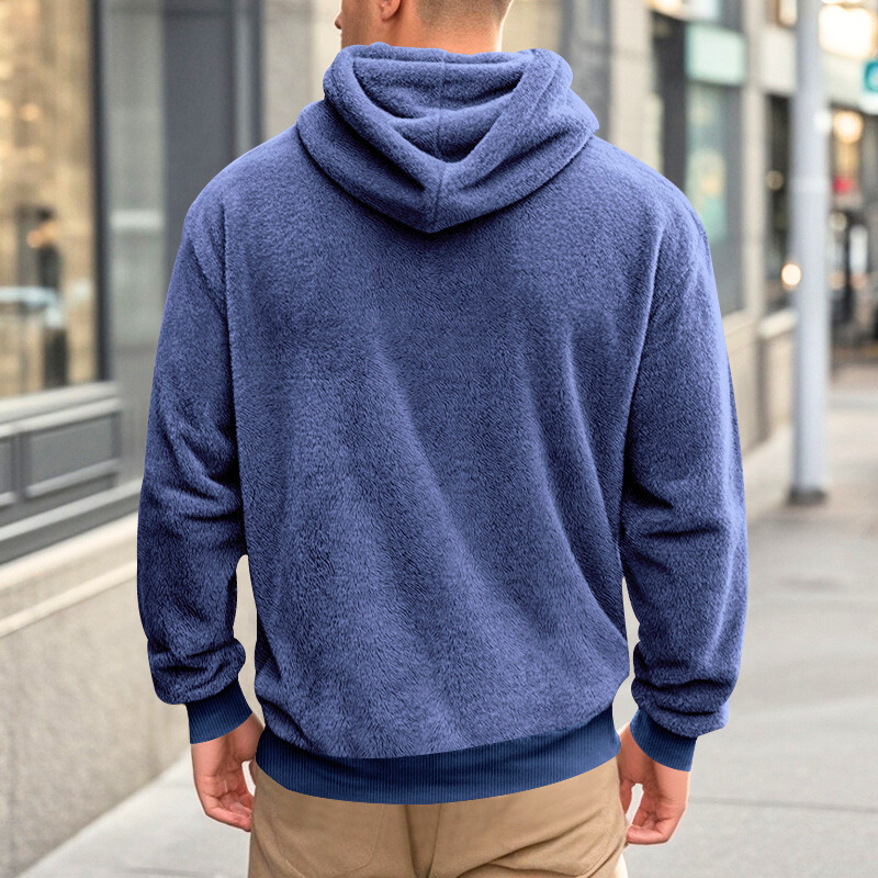 ブルーフード付きパーカーの後ろ姿｜程よくボリューム感のあるシルエット