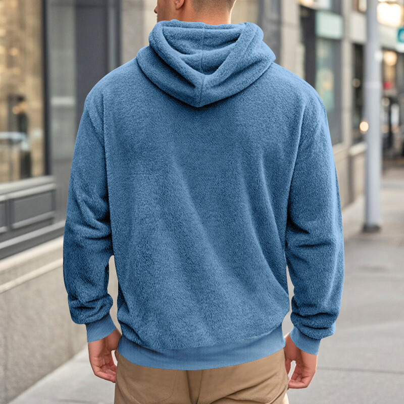 ブルーパーカー後ろのフードディテール｜自然な立ち上がりと柔らかさが特徴