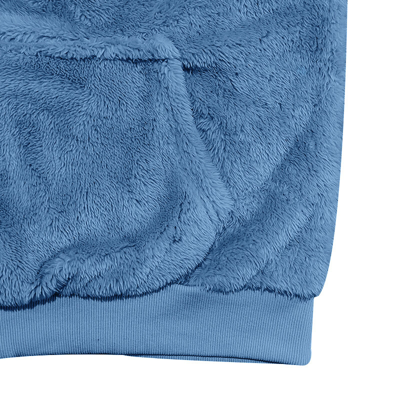 フロントポケット部分の拡大写真｜手を温める実用的なデザイン（ブルー）