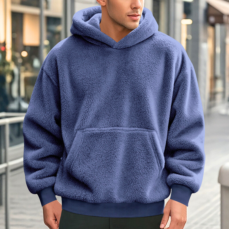 カフェ街で着こなすブルーフリースパーカー｜大人の休日スタイル