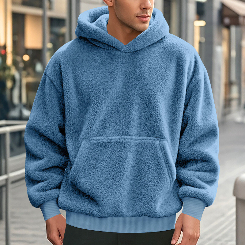 都会的な雰囲気の中で着るブルーフリースパーカー｜冬の街歩きスタイル