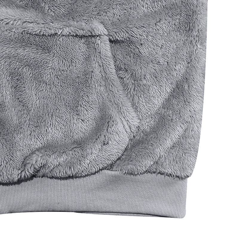 フロントポケット部分の拡大写真｜手を温める実用的なデザイン