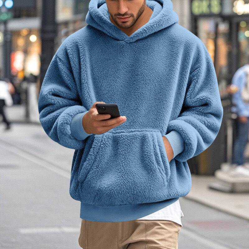 スマホを操作する男性（ブルー着用）｜日常に馴染むリラックス感