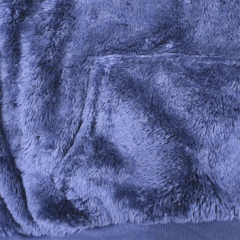 フロントポケット部分の拡大写真｜手を温める実用的なデザイン（ネイビー）