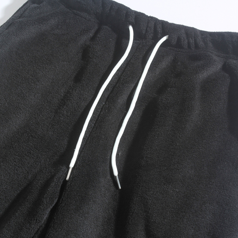 ブラックパンツのウエストディテール｜伸縮性のある快適なゴムウエスト