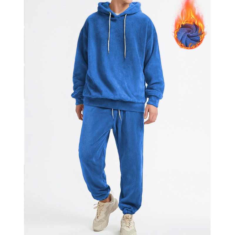 ブルーの両面フリースセットアップを着た男性｜冬の休日にぴったりなリラックスコーデ