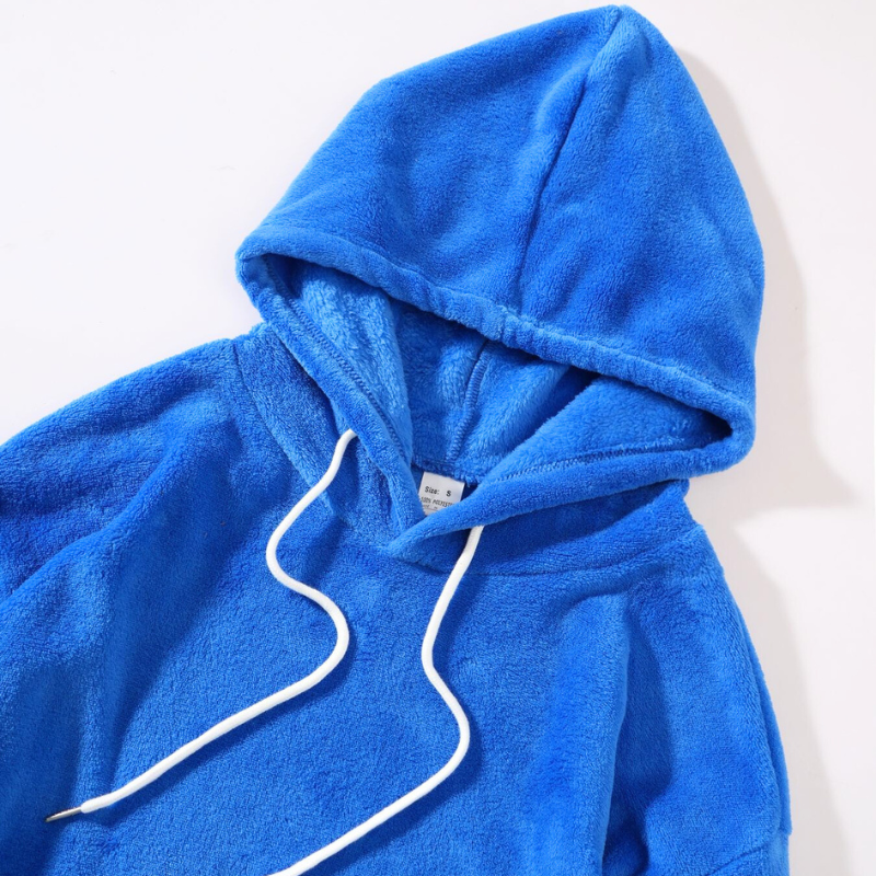 ブルーパーカーのフードディテール｜肌触りの良い起毛フリース素材