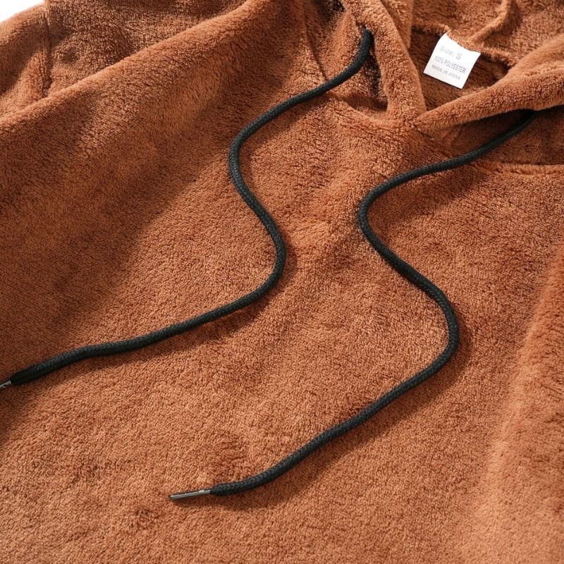 ブラウンパーカーの紐付きフードディテール｜シンプルで上品な印象