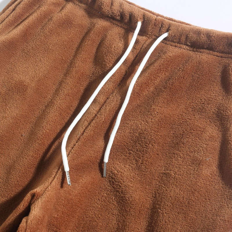 ブラウンパンツのウエストディテール｜伸縮性のある快適なゴムウエスト