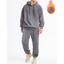 グレーの両面フリースセットアップを着た30代メンズ｜秋冬に映える上品リラックススタイル