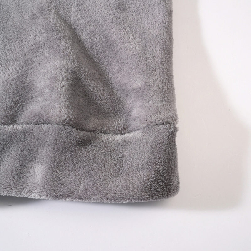 グレーパーカーの裾リブ部分のアップ｜冷気を防ぐ柔らかなリブ仕様