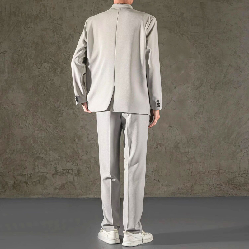ライトグレー テーラードセットアップ 後ろ姿