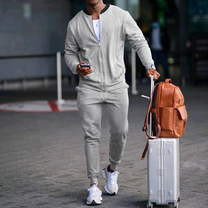 グレーのスウェットセットアップでシンプルに決まる30代カジュアル旅スタイル