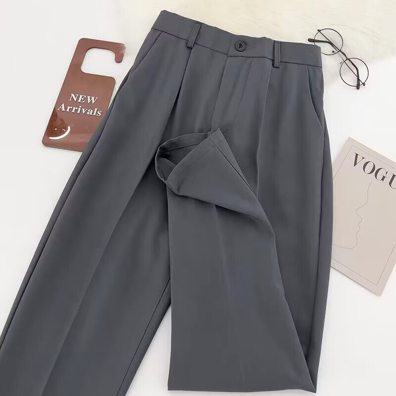 涼しげな春夏テーパードパンツ グレー 大人メンズ向けの素材アップ