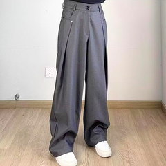 グレーカラーのタック入りパンツを横から見たメンズスタイリング