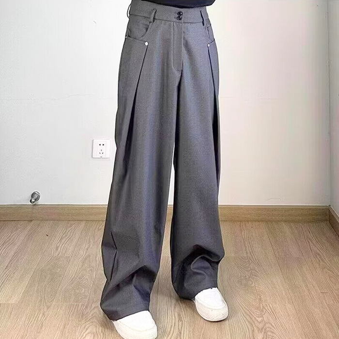 グレーカラーのタック入りパンツを横から見たメンズスタイリング