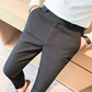 グレイッシュブラックのパンツ｜落ち着きあるモード感で秋冬に最適