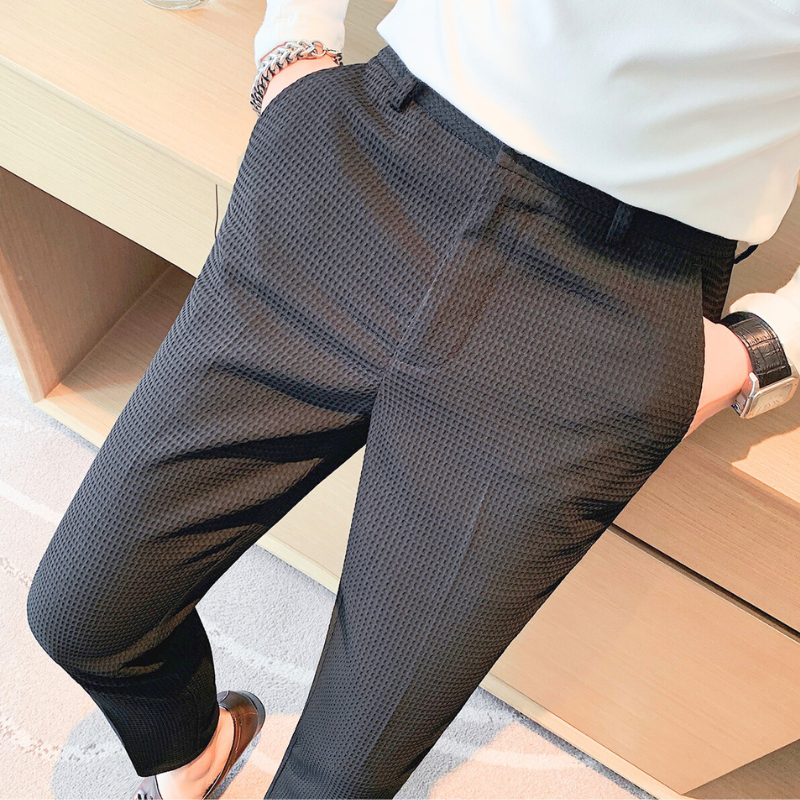 グレイッシュブラックのパンツ｜落ち着きあるモード感で秋冬に最適