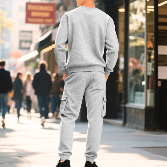 グレーのカーゴスウェットセットアップ後ろ姿｜リブ裾と程よい細身ラインで大人の抜け感