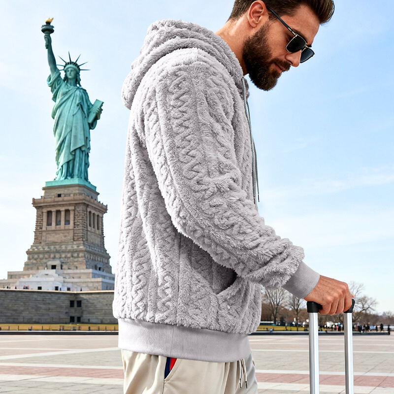 グレーのフリースパーカー横向き｜立体ジャカードのような編み模様がモードに映える