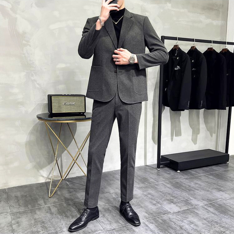 グレーセットアップの着用イメージ 全身シルエットがわかる正面立ち姿