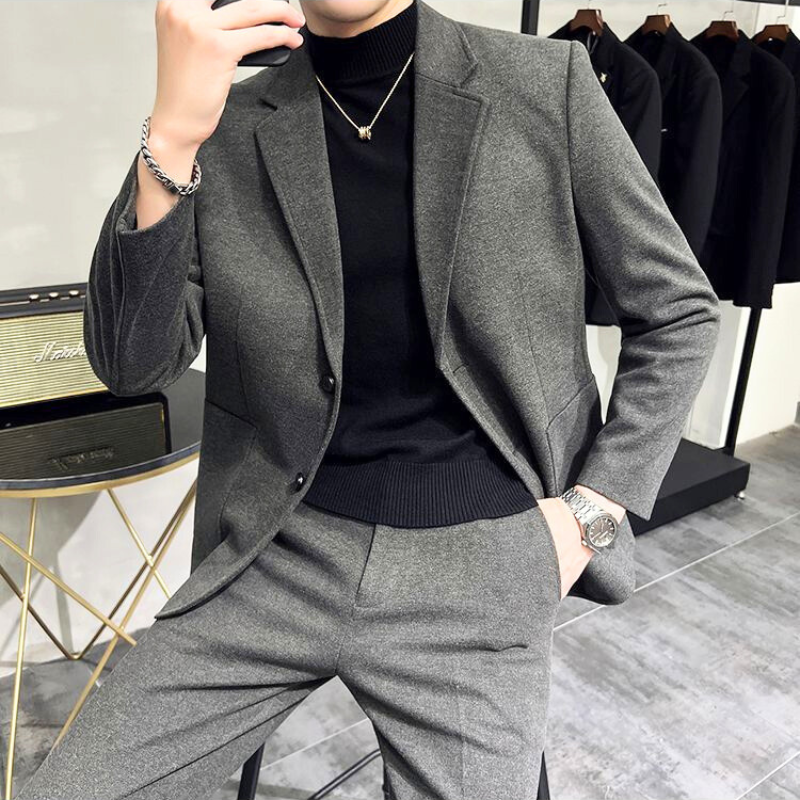 落ち着いた印象のグレーセットアップを着用した大人メンズの春秋冬スタイル