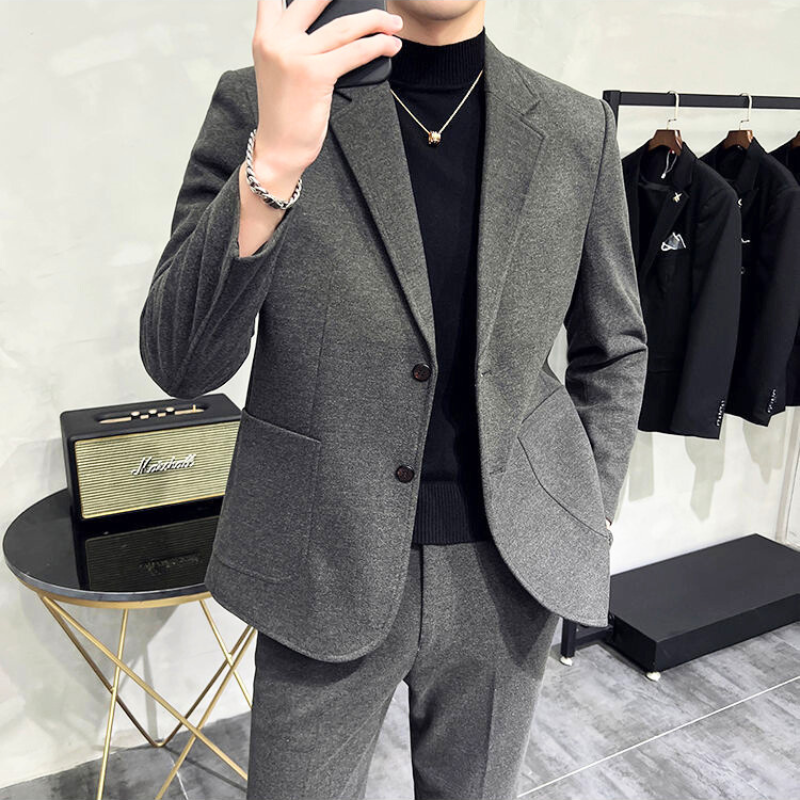 グレーカラーが上品に映えるテーラードジャケットの胸元アップ写真