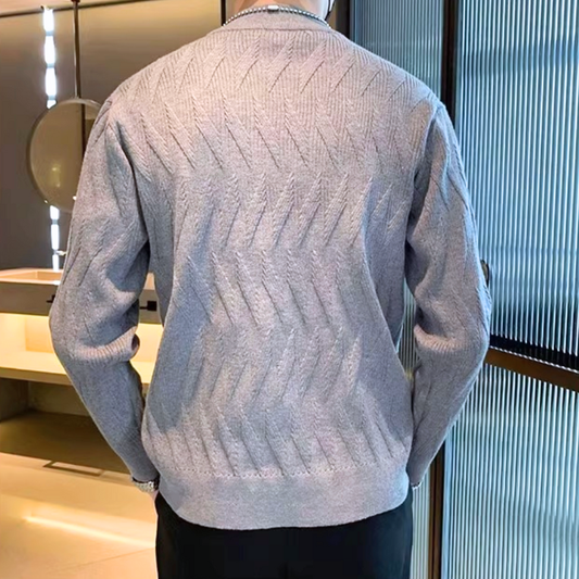 背面から見ても美シルエットのグレーニット。30代男性の休日コーデに