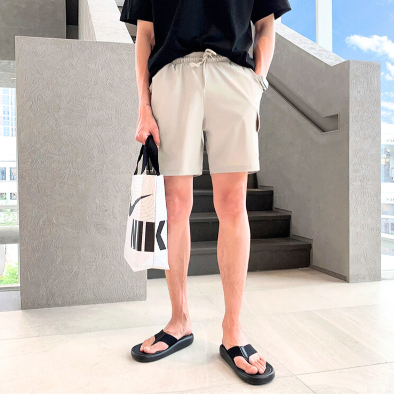 ベージュのハーフパンツをリラックススタイルで着用
