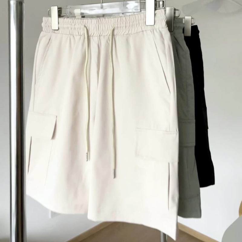 アイボリー、カーキとブラックの3色展開をハンガーで比較表示