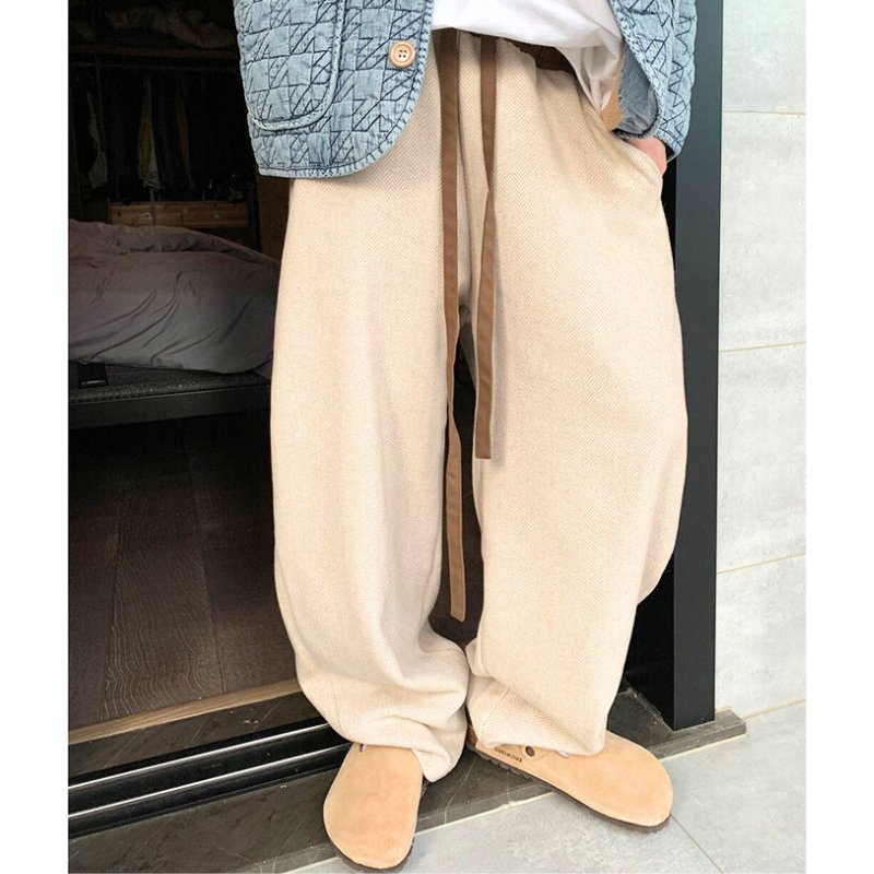 30代・40代メンズ向け春秋冬ヘリンボーンあったかワイドパンツのフロントスタイル