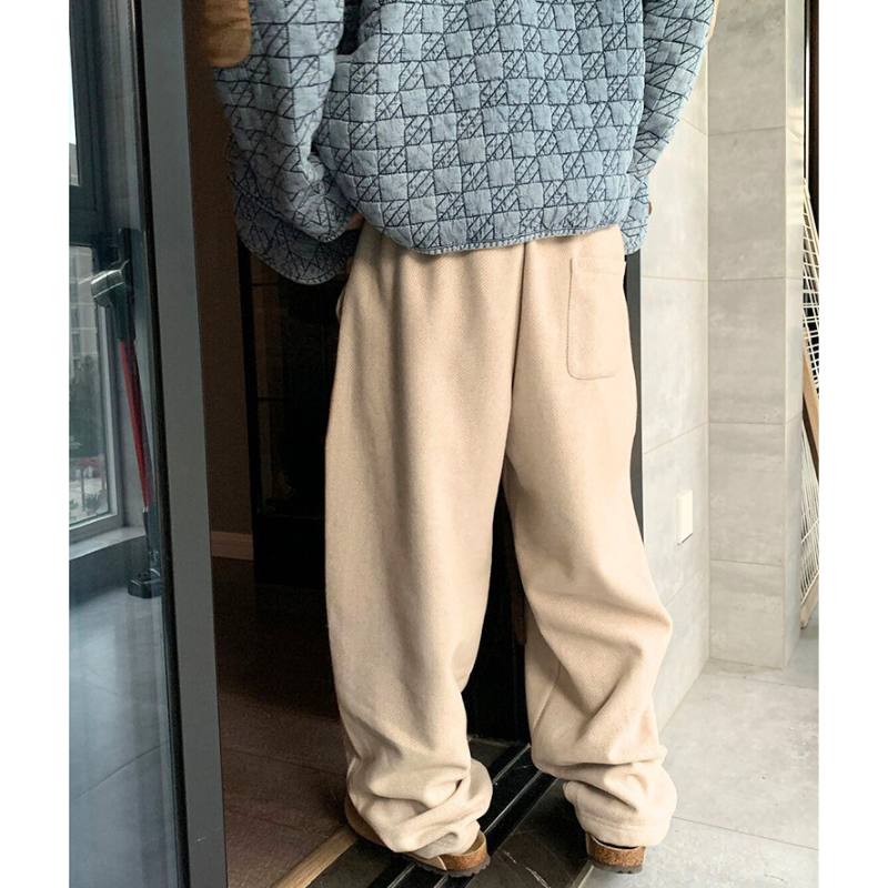 30代・40代メンズに似合う春秋冬ゆったりワイドパンツのバックシルエット