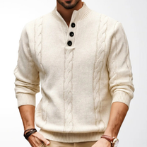 ヘンリーネックケーブル編みニットセーターを着用した大人メンズの上品カジュアルスタイル