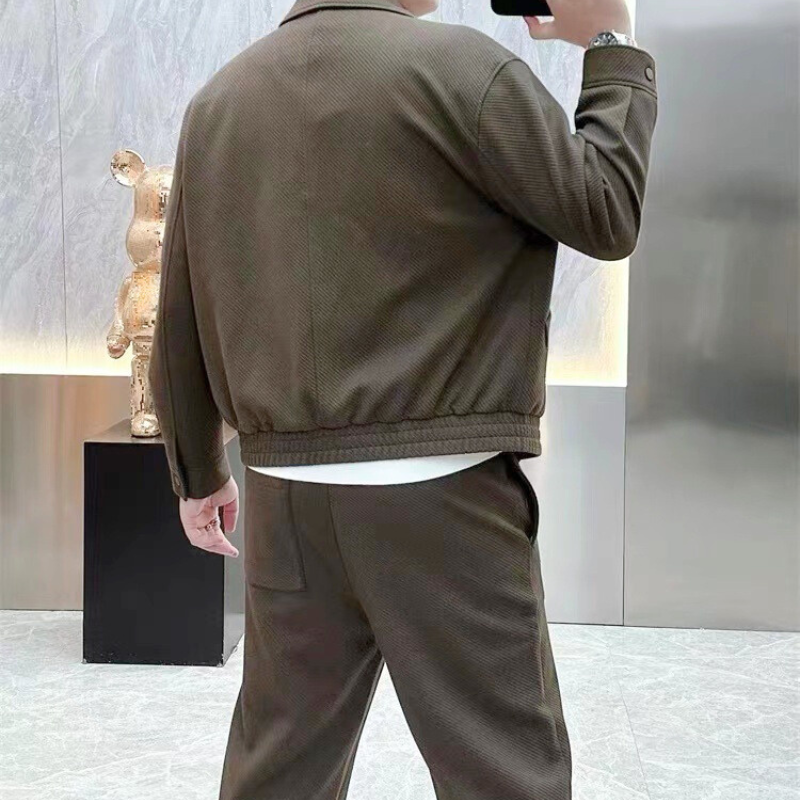 背面もスマートな印象を与えるシンプルデザインのセットアップ