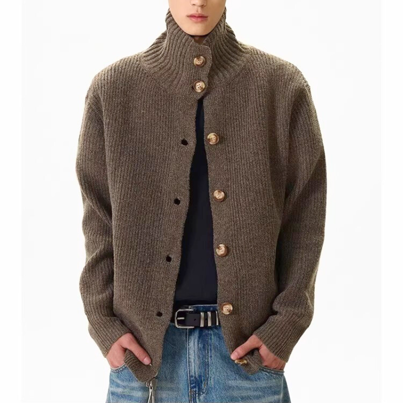 大人メンズに似合う厚手ハイネックニットジャケットを前開きで着用した秋冬コーデ