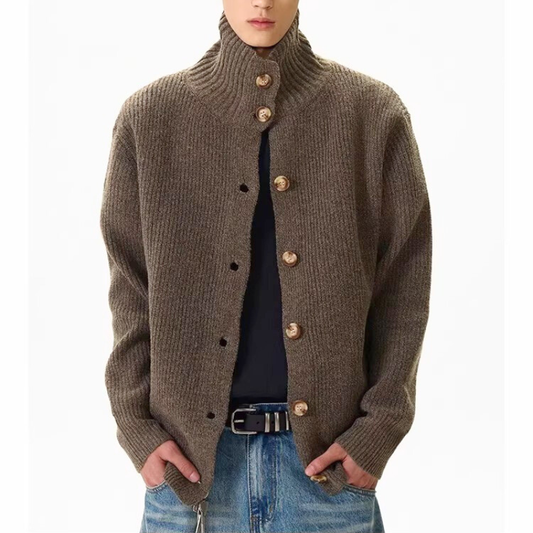 大人メンズに似合う厚手ハイネックニットジャケットを前開きで着用した秋冬コーデ