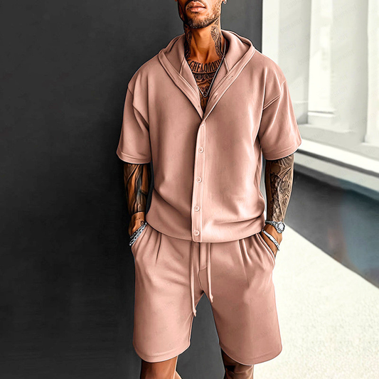 ピンクベージュのフード付き半袖トップス＆ショートパンツセットアップを着用したメンズ画像