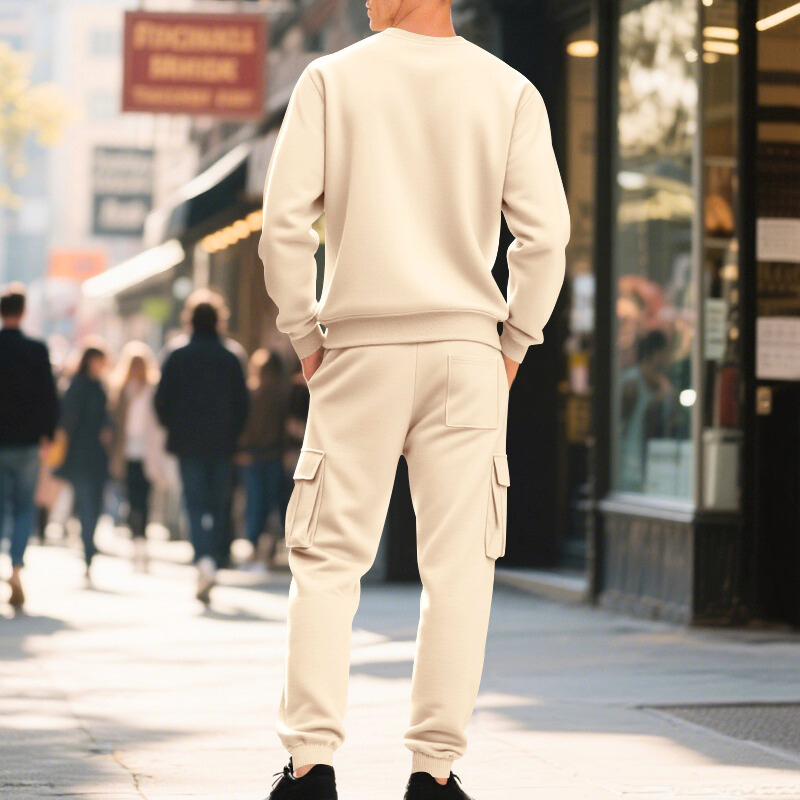 アイボリーのカーゴスウェットセットアップ後ろ姿｜軽やかで上品な後ろ姿を演出